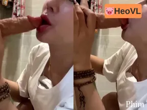 Vào nhà tắm thẩm du liếm cục thịt giả