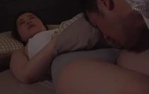3 ngày chồng đi công tác, người vợ ở nhà nữa đêm bị bố gã chồng mò vào phòng