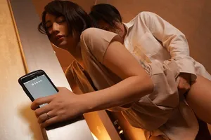 Người vợ đi họp lớp rồi địt với nyc mặc cho chồng yêu ở nhà chờ