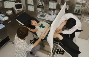 Gã chồng dẫn vợ đi khám phụ khoa gặp phải bác sĩ nam biến thái