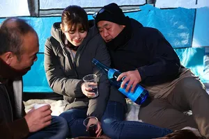 Chồng yêu ngu ngục để vợ đi cắm trại với hàng xóm