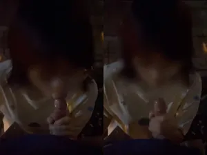 Cởi quần bắt người tình kính cận liếm cu