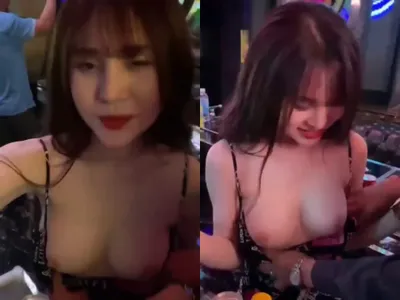 Mút vú gái xinh trong karaoke